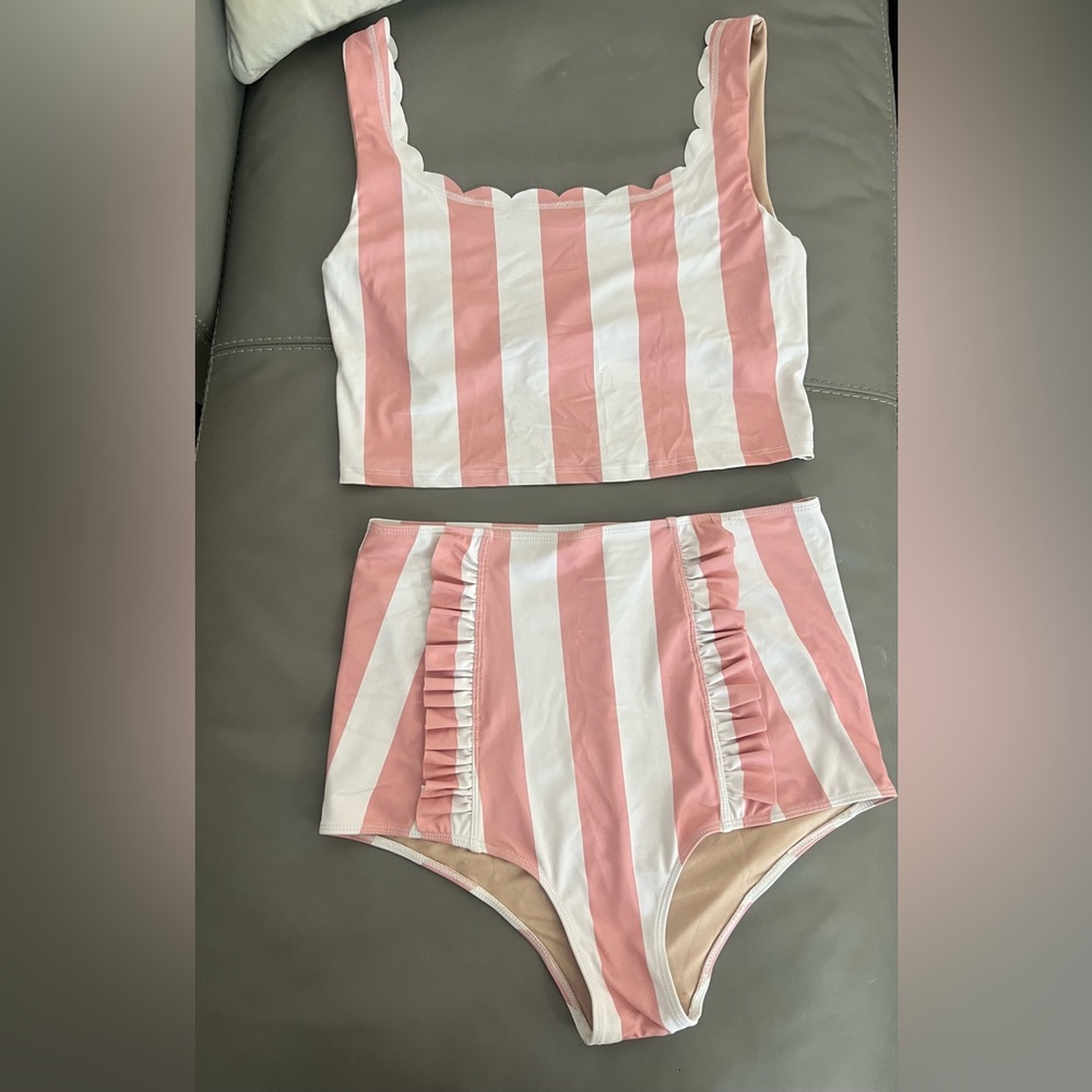 Kortni Jeane scalloped women large swim suit